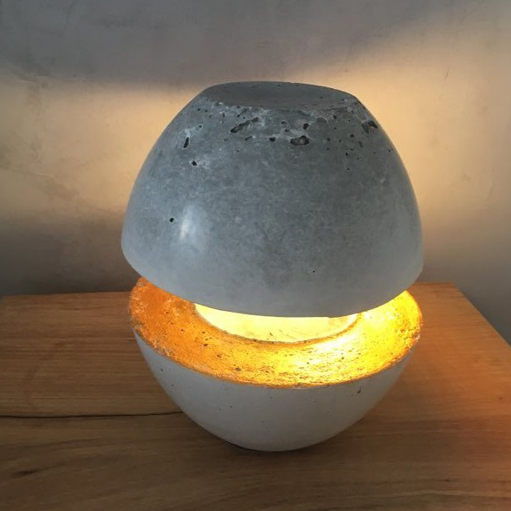 Lampe en béton réalisée en béton architectural Archifest. Sur notre blog, vous trouverez des instructions pour fabriquer cette lampe.