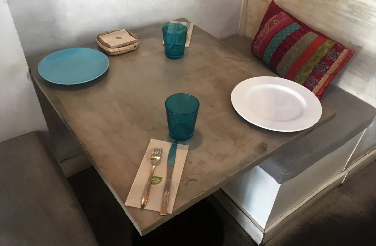 Comptoir-en-béton-dans-un-restaurant-10