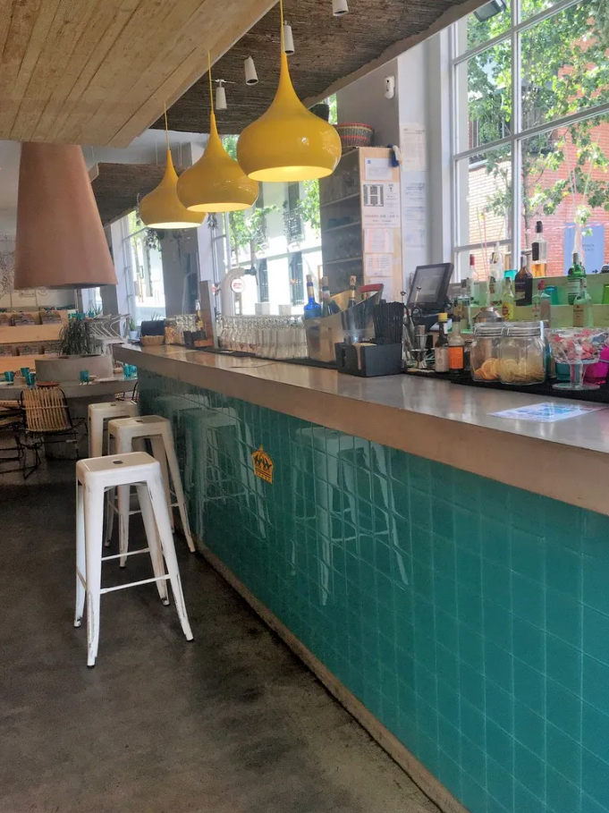 Comptoir-en-béton-dans-un-restaurant-4