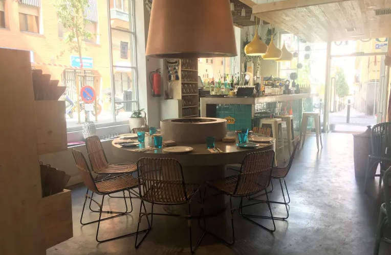 Comptoir-en-béton-dans-un-restaurant-6