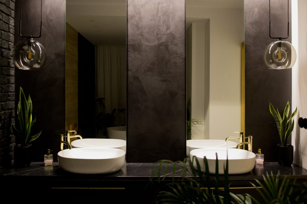 An elegant black bathroom with Festfloor microcement [ photos ]