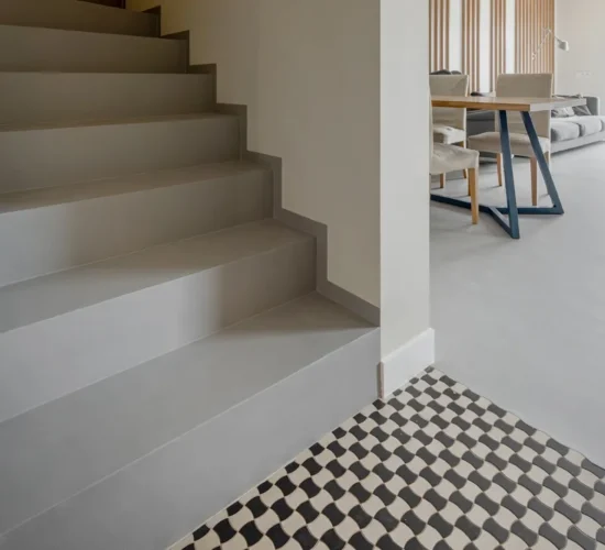 Festfloor Life microcement in S3 Natural Grey on stairs